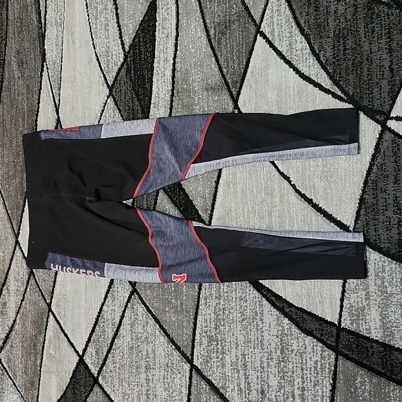 VS PINK 2017 ULTIMATE 5TH & OCEAN NEBRASKA HUSKERS BLACK MESH LEGGINGS MEDIUM - Picture 11 of 13